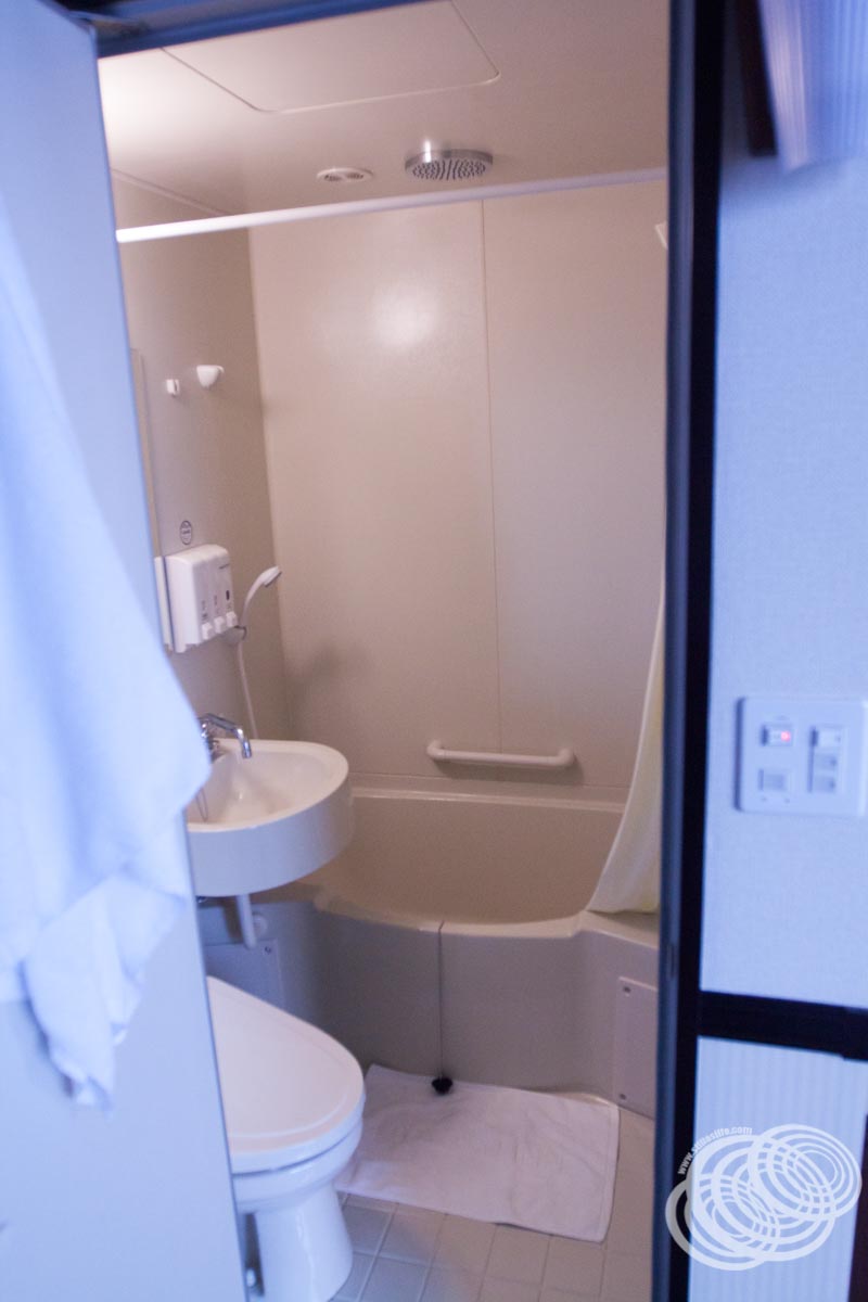 Toyoko Inn Narita Airport Deluxe Twin Room Bathroom