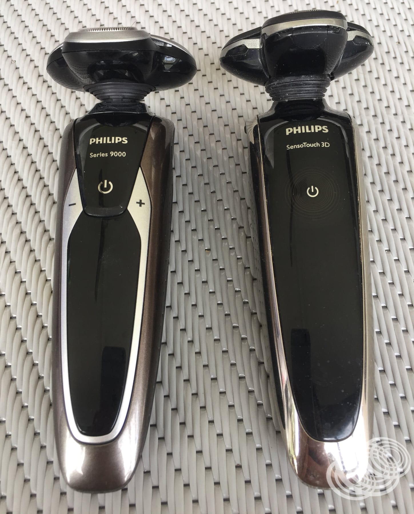 The new Philips 9000 Series (left) side-by-side with the SensoTouch 3D (right).